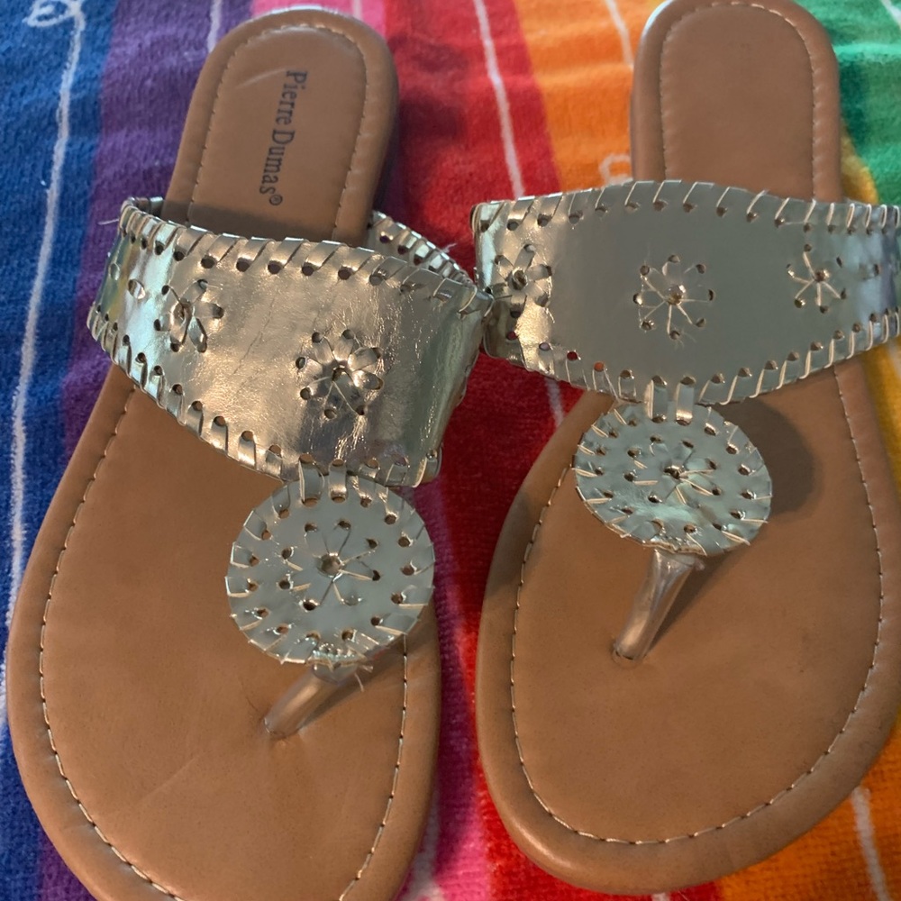 New Alfred Dunner size 7. Gold Sandals